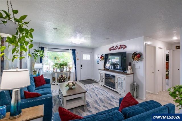 1424 Rainier Rd, Woodburn, OR 97071