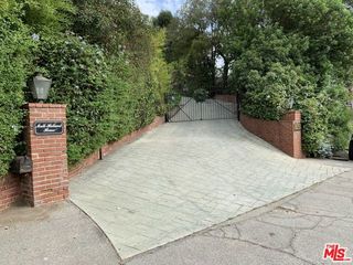 8050 Mulholland Drive, Los Angeles, CA 90046