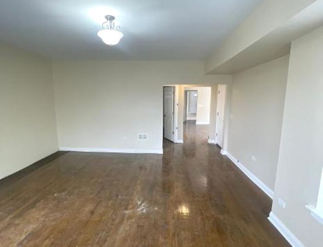 7743 S East End Avenue 3, Chicago, IL 60649