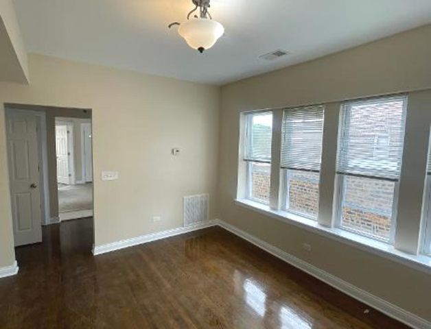 7743 S East End Avenue 3, Chicago, IL 60649
