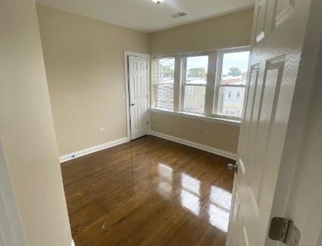 7743 S East End Avenue 3, Chicago, IL 60649