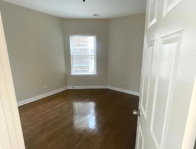 7743 S East End Avenue 3, Chicago, IL 60649