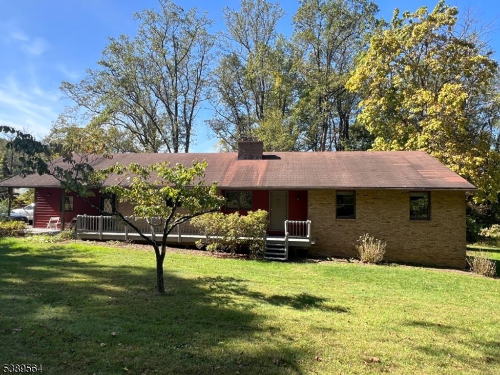 2 Twin Pines Ln, Lebanon Twp., NJ 07830