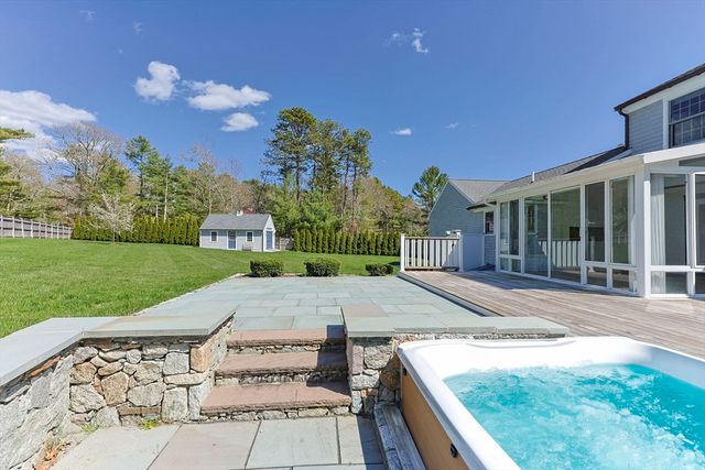 1 Boat House Dr, Wareham, MA 02571