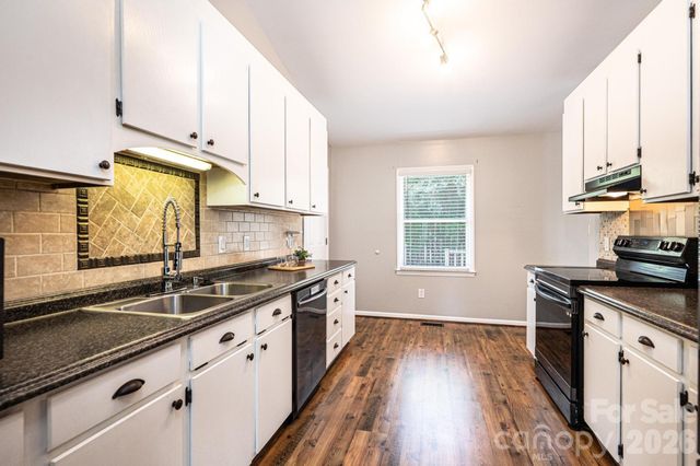 4158 Arrowhead Drive NE, Hickory, NC 28601