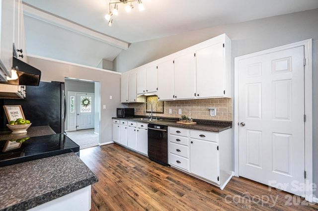 4158 Arrowhead Drive NE, Hickory, NC 28601