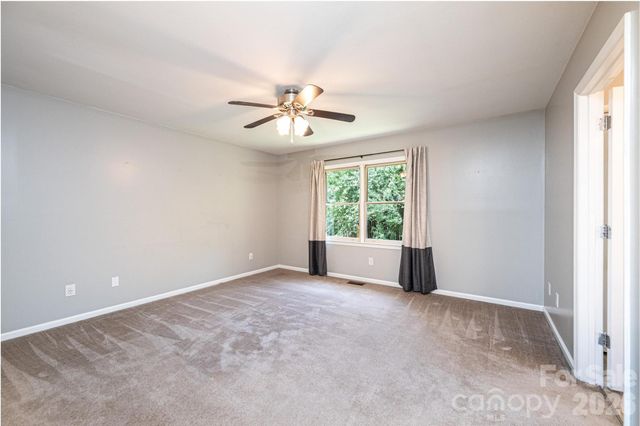 4158 Arrowhead Drive NE, Hickory, NC 28601