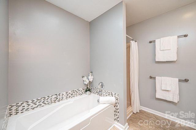 4158 Arrowhead Drive NE, Hickory, NC 28601