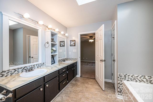 4158 Arrowhead Drive NE, Hickory, NC 28601