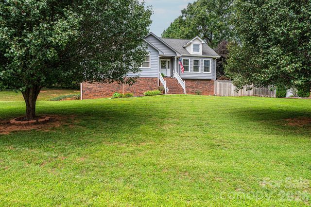 4158 Arrowhead Drive NE, Hickory, NC 28601