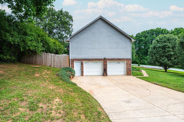 4158 Arrowhead Drive NE, Hickory, NC 28601