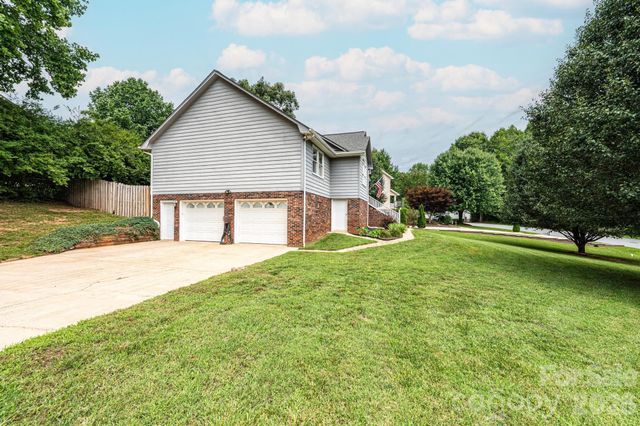 4158 Arrowhead Drive NE, Hickory, NC 28601