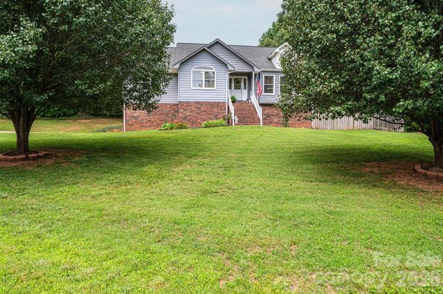 4158 Arrowhead Drive NE, Hickory, NC 28601