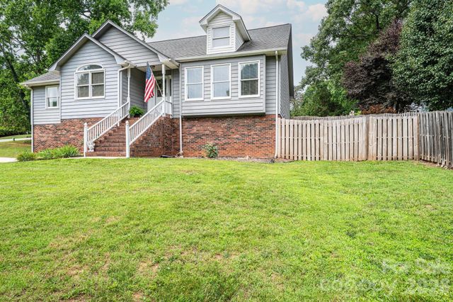 4158 Arrowhead Drive NE, Hickory, NC 28601