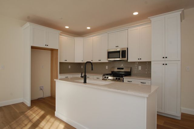 7B Dearborn Circle, Goffstown, NH 03045