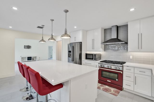 320 SE 5th Avenue, Pompano Beach, FL 33060