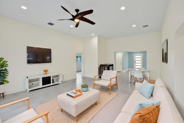 320 SE 5th Avenue, Pompano Beach, FL 33060