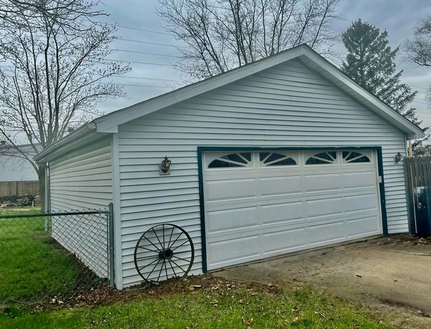 711 Shawnee Court, Lowell, IN 46356