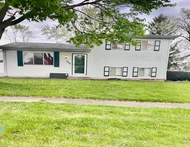 711 Shawnee Court, Lowell, IN 46356