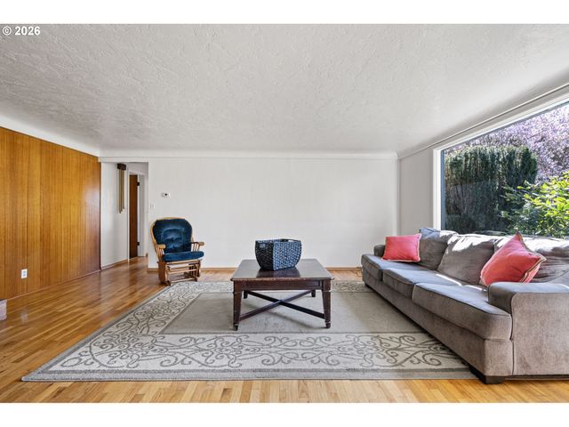 1685 EVERGREEN Dr, Eugene, OR 97404