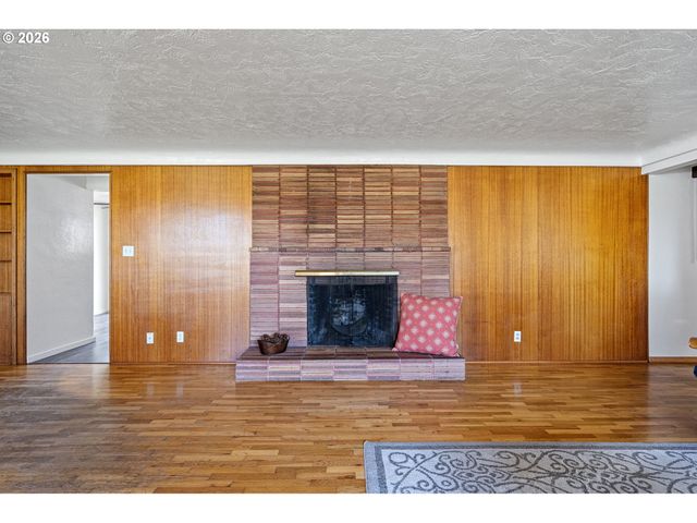 1685 EVERGREEN Dr, Eugene, OR 97404