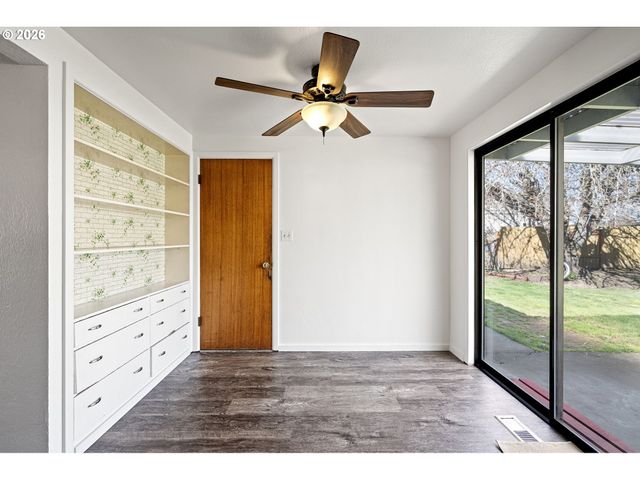 1685 EVERGREEN Dr, Eugene, OR 97404