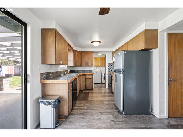 1685 EVERGREEN Dr, Eugene, OR 97404