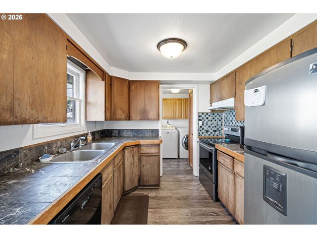 1685 EVERGREEN Dr, Eugene, OR 97404