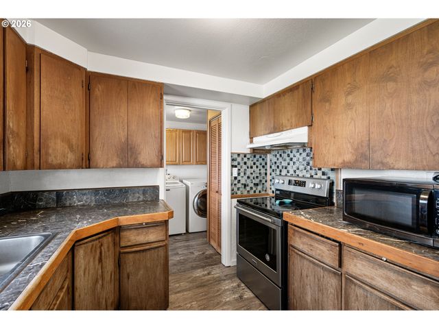 1685 EVERGREEN Dr, Eugene, OR 97404