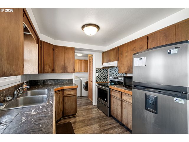 1685 EVERGREEN Dr, Eugene, OR 97404