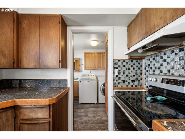 1685 EVERGREEN Dr, Eugene, OR 97404