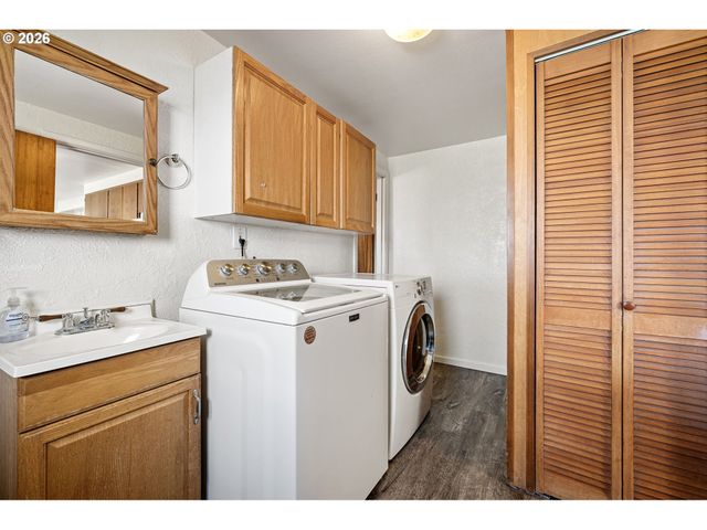 1685 EVERGREEN Dr, Eugene, OR 97404