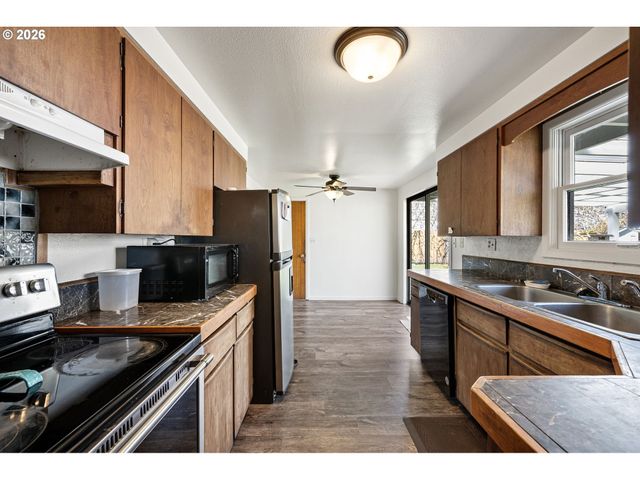 1685 EVERGREEN Dr, Eugene, OR 97404