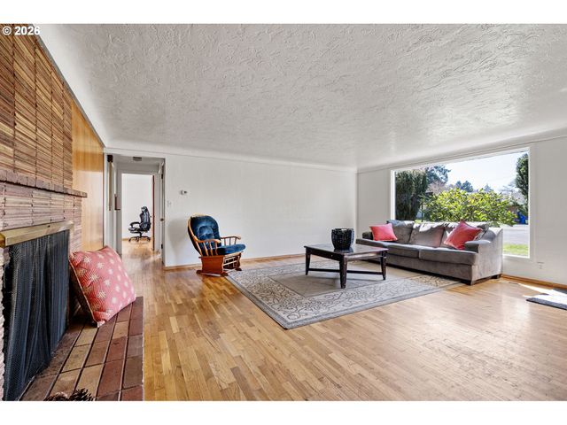 1685 EVERGREEN Dr, Eugene, OR 97404