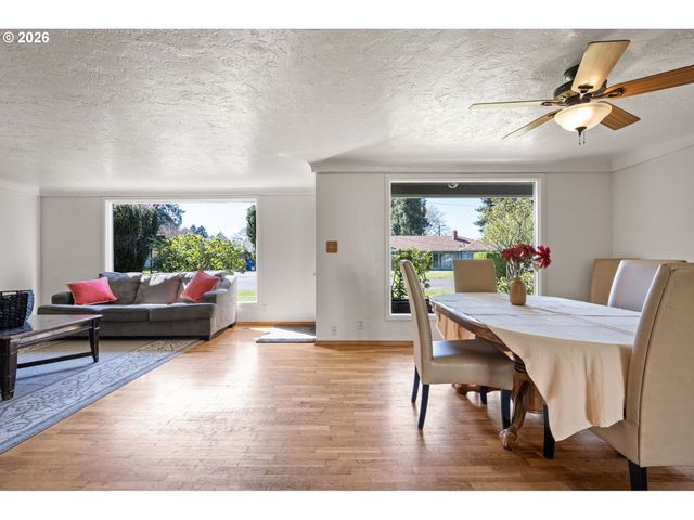 1685 EVERGREEN Dr, Eugene, OR 97404