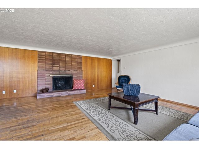 1685 EVERGREEN Dr, Eugene, OR 97404