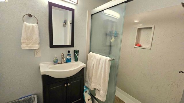 7856 Ney Ave, Oakland, CA 94605