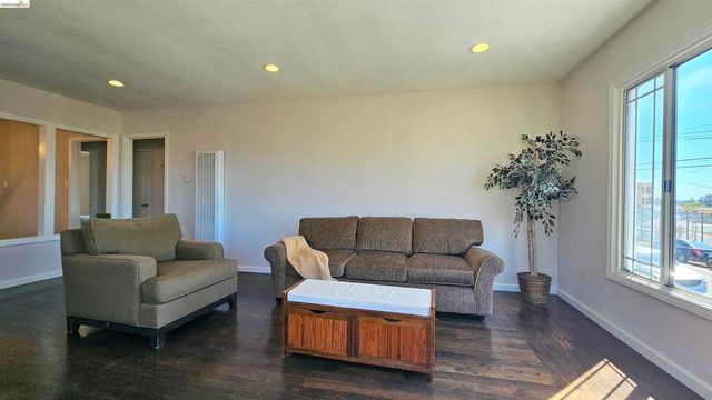 7856 Ney Ave, Oakland, CA 94605