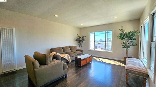 7856 Ney Ave, Oakland, CA 94605