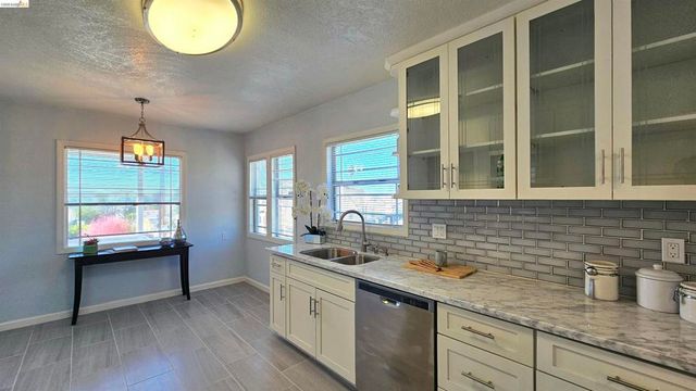 7856 Ney Ave, Oakland, CA 94605