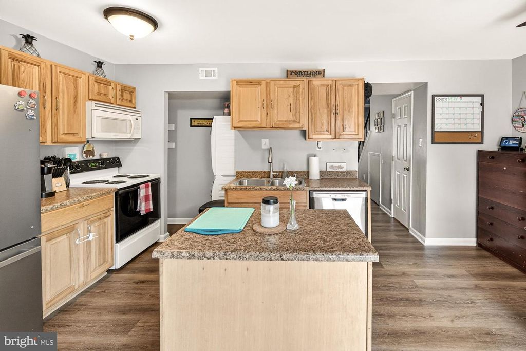 Image 14 of property listing at 530 DAISY DR, Taneytown, MD 21787