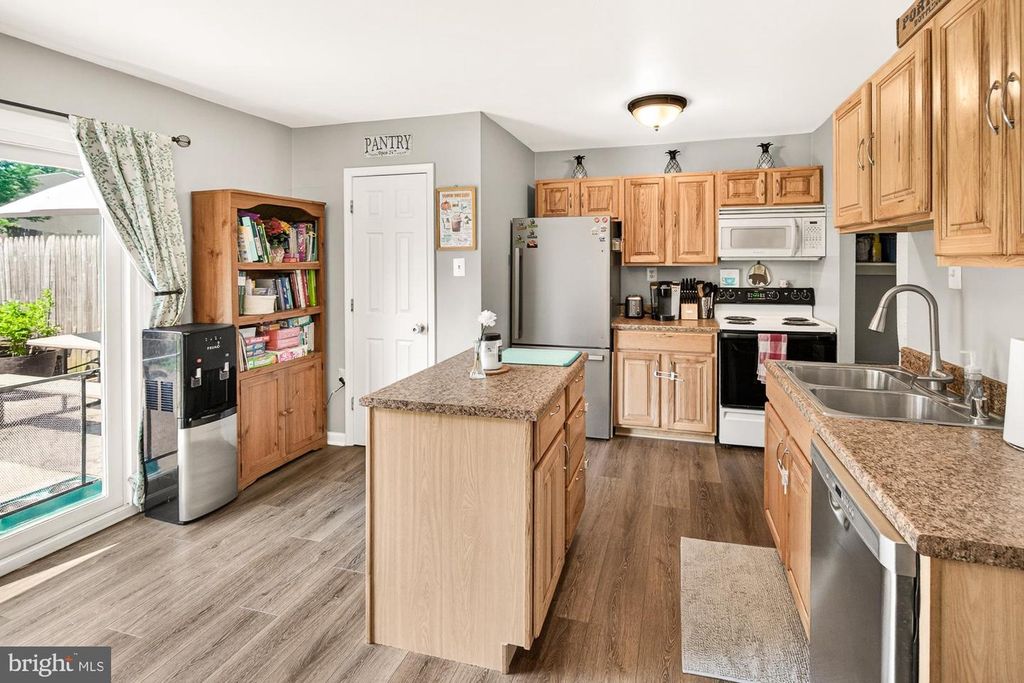 Image 15 of property listing at 530 DAISY DR, Taneytown, MD 21787