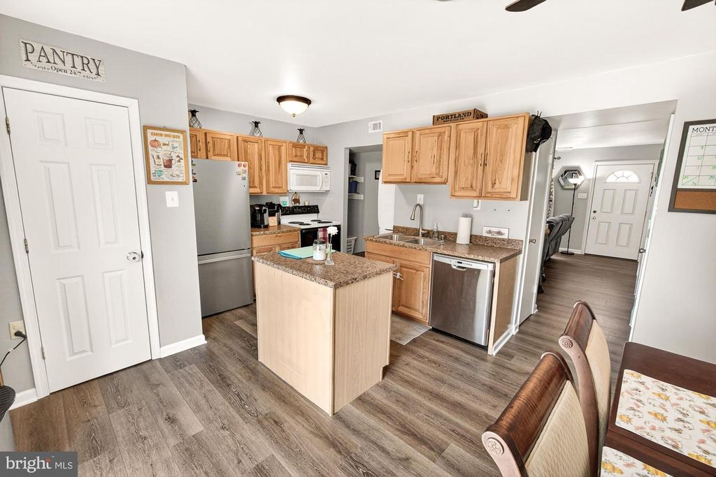 Image 19 of property listing at 530 DAISY DR, Taneytown, MD 21787