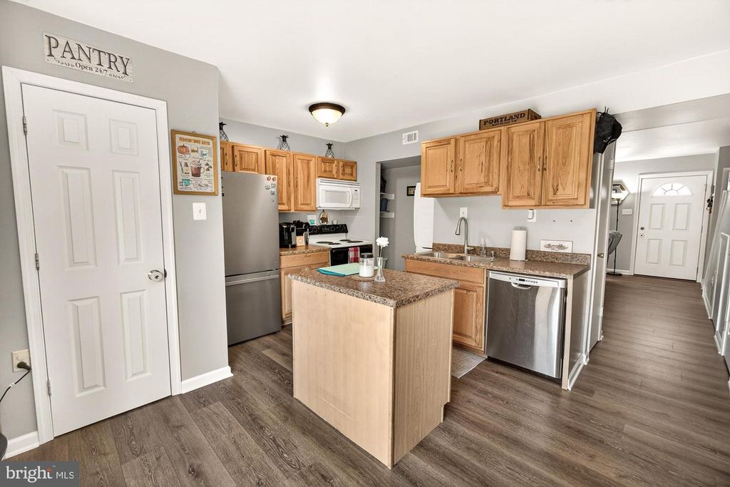 Image 6 of property listing at 530 DAISY DR, Taneytown, MD 21787