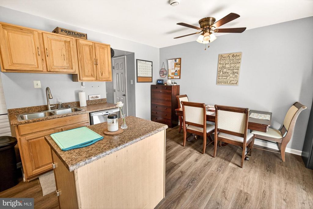 Image 7 of property listing at 530 DAISY DR, Taneytown, MD 21787