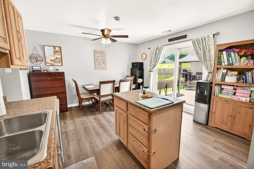 Image 9 of property listing at 530 DAISY DR, Taneytown, MD 21787