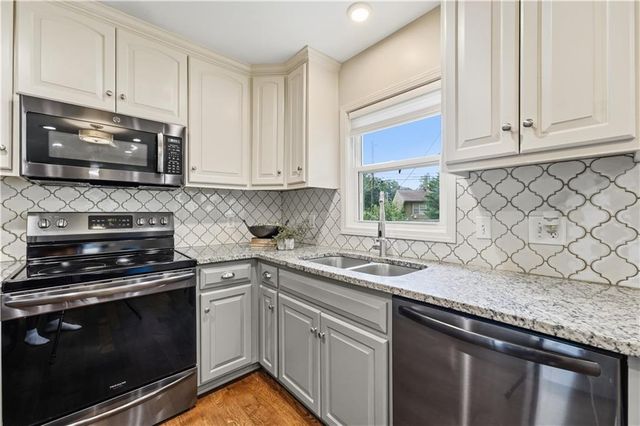 5501 W 70th Terrace, Prairie Village, KS 66208