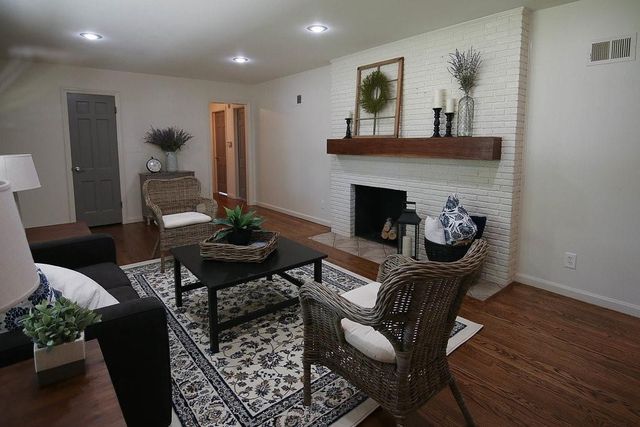 5501 W 70th Terrace, Prairie Village, KS 66208
