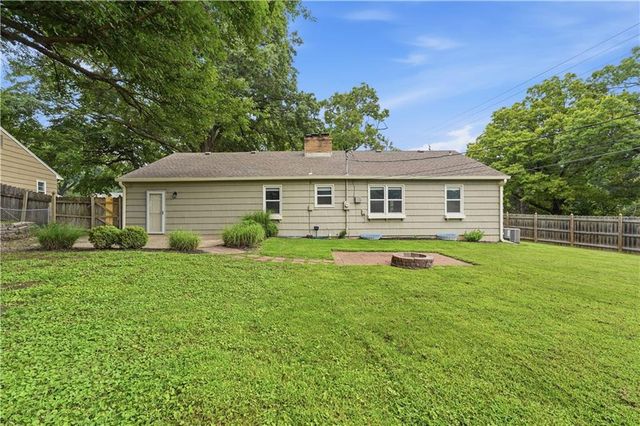 5501 W 70th Terrace, Prairie Village, KS 66208