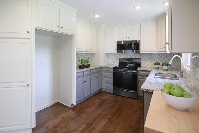 5501 W 70th Terrace, Prairie Village, KS 66208